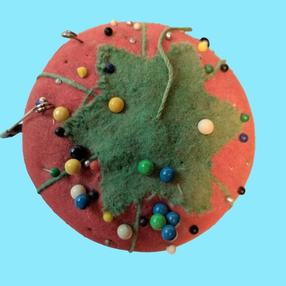 Vintage Tomato Shaped Pin Cushion Strawberry Pins Safety Pins Vintage Grannycore - Picture 10 of 13